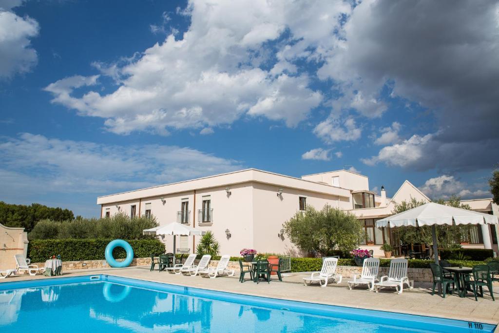 L'edificio e la piscina dell'Hotel Ramapendula