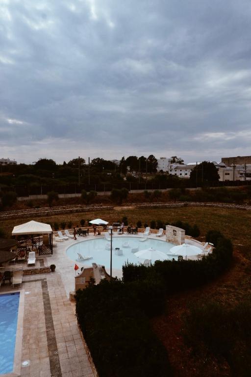Vista sulla piscina dell'Hotel Ramapendula
